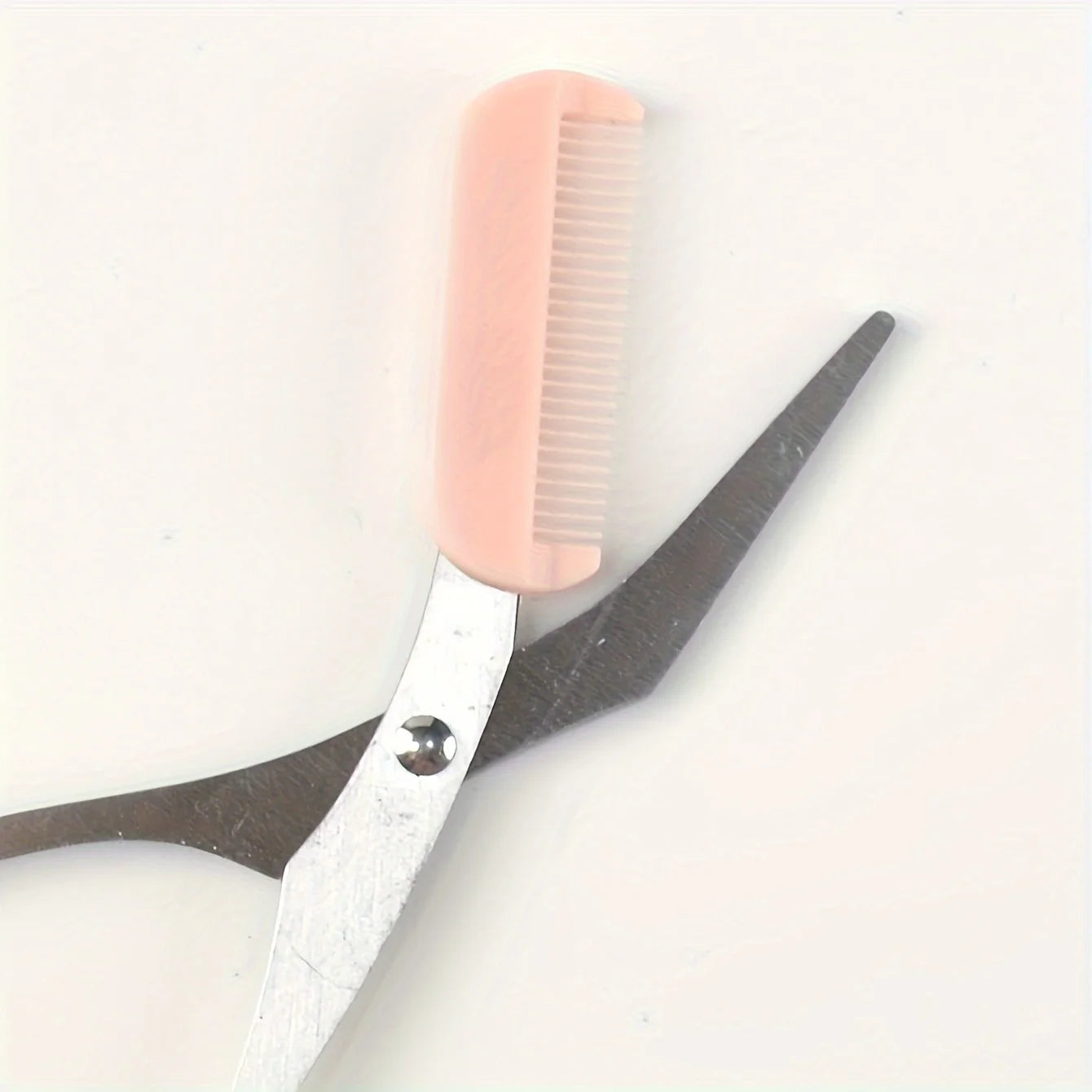 💖✂️ Ροζ Ψαλιδάκι Φρυδιών με Ενσωματωμένο Χτενάκι – Ανοξείδωτο Ατσάλι για Τέλειο Σχήμα & Ακρίβεια