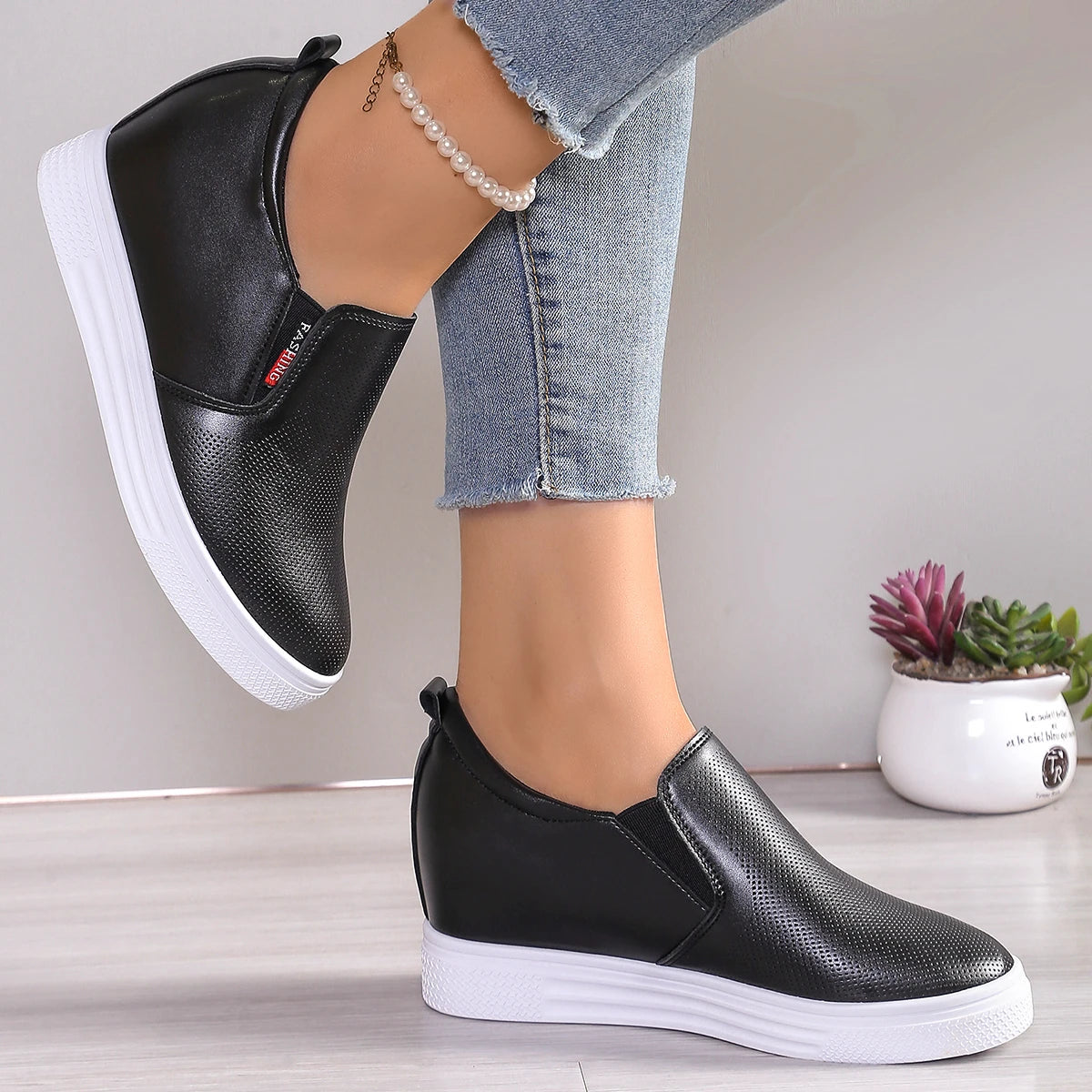 👟✨ Γυναικεία Λευκά Sneakers με Κρυφό Τακούνι – Στυλ & Άνεση σε Κάθε Βήμα! ✨👟