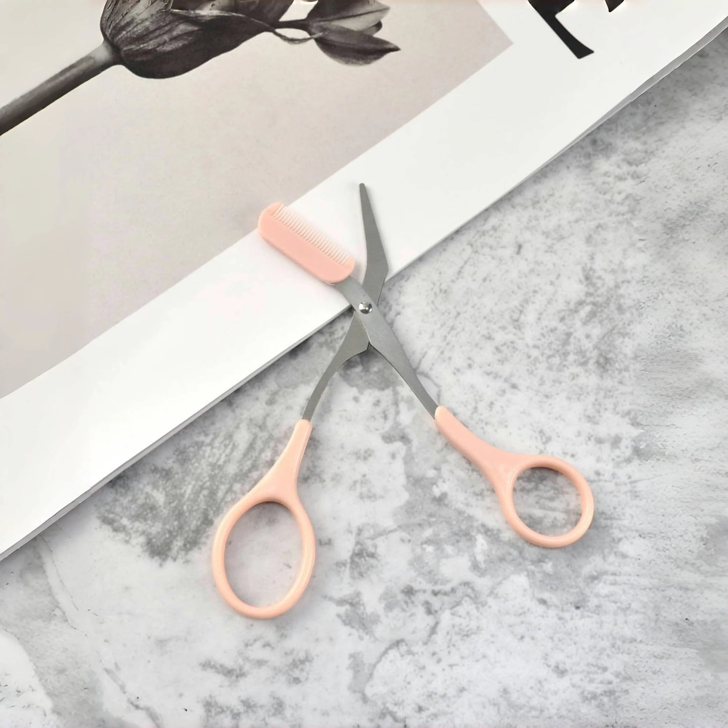 💖✂️ Ροζ Ψαλιδάκι Φρυδιών με Ενσωματωμένο Χτενάκι – Ανοξείδωτο Ατσάλι για Τέλειο Σχήμα & Ακρίβεια