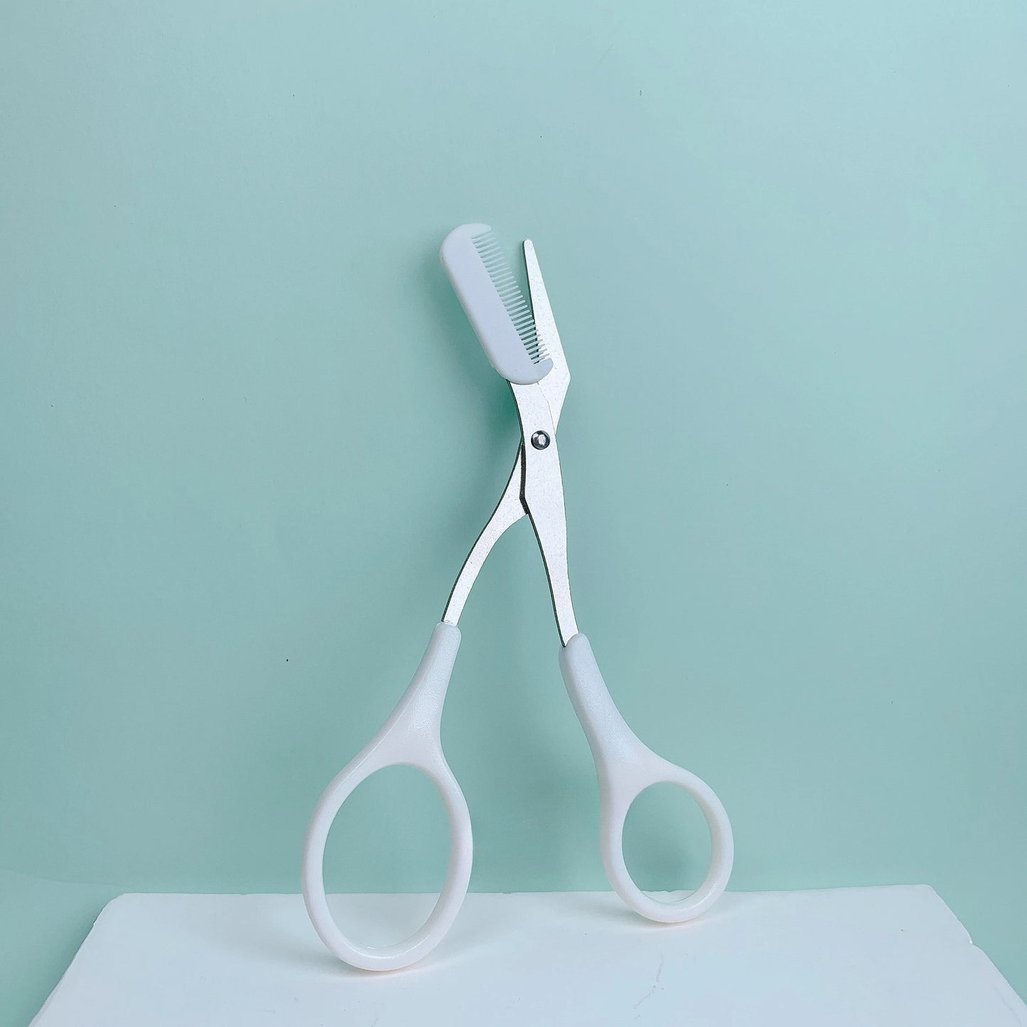 💖✂️ Ροζ Ψαλιδάκι Φρυδιών με Ενσωματωμένο Χτενάκι – Ανοξείδωτο Ατσάλι για Τέλειο Σχήμα & Ακρίβεια