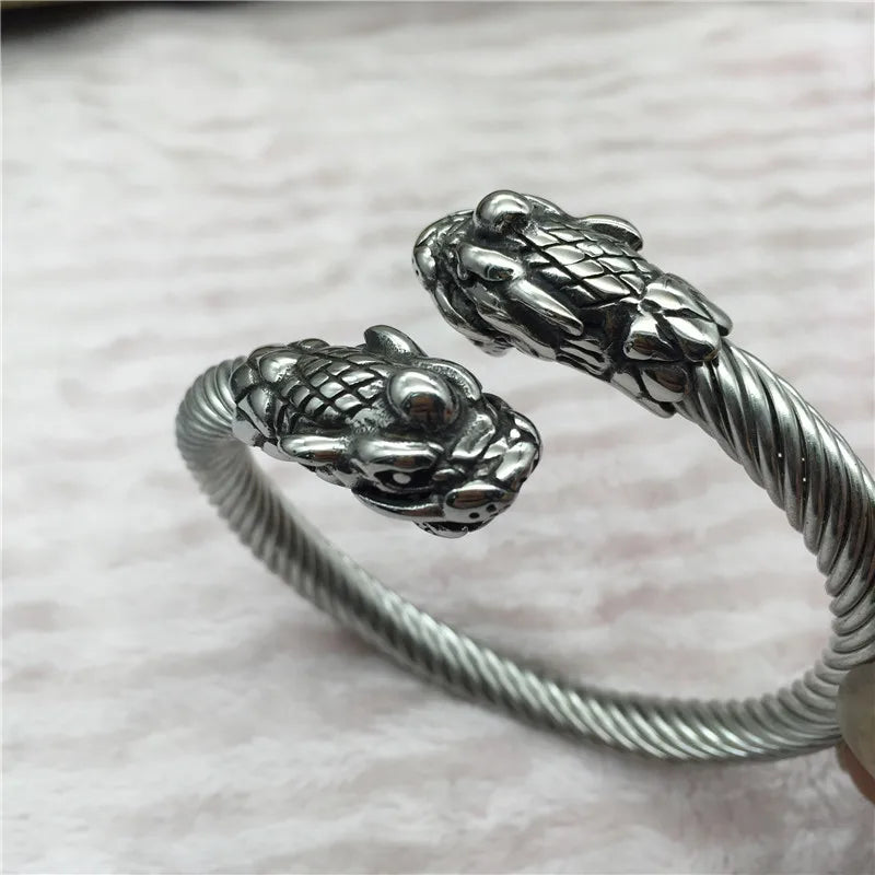 🐺 Viking Wolf “Geri & Freki” Stainless Steel Bangle – Ανδρικό Βραχιόλι Ανοξείδωτο με Κεφαλές Λύκων & Πατούσα Αρκούδας | Nordic Amulet Power