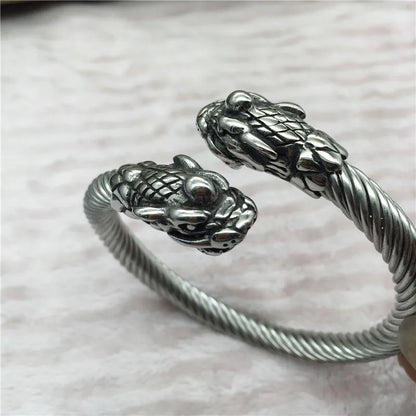 🐺 Viking Wolf “Geri & Freki” Stainless Steel Bangle – Ανδρικό Βραχιόλι Ανοξείδωτο με Κεφαλές Λύκων & Πατούσα Αρκούδας | Nordic Amulet Power