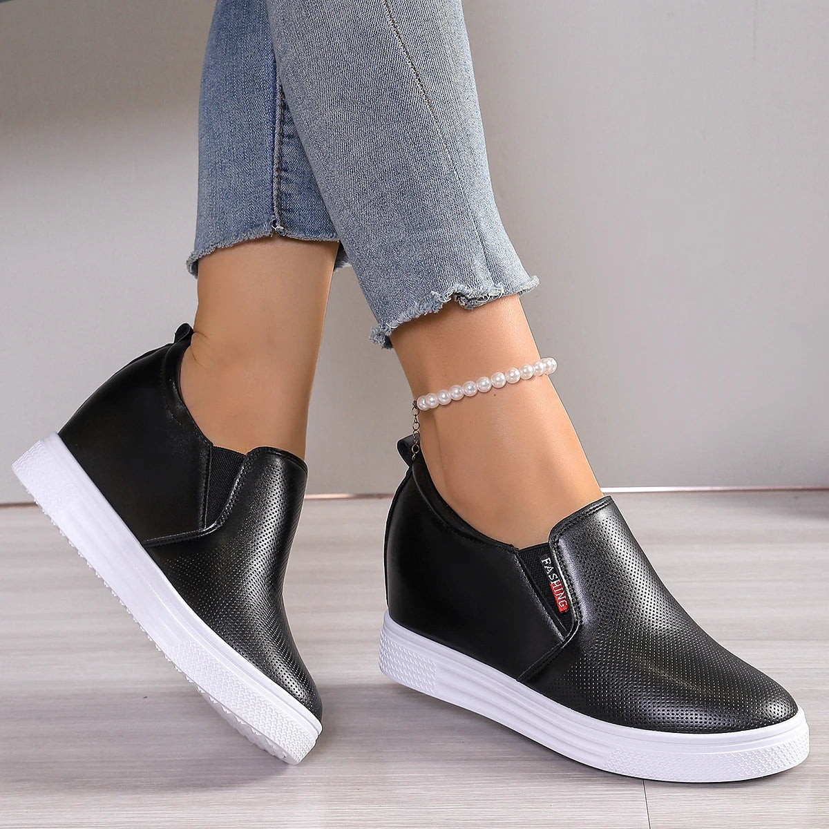 👟✨ Γυναικεία Λευκά Sneakers με Κρυφό Τακούνι – Στυλ & Άνεση σε Κάθε Βήμα! ✨👟