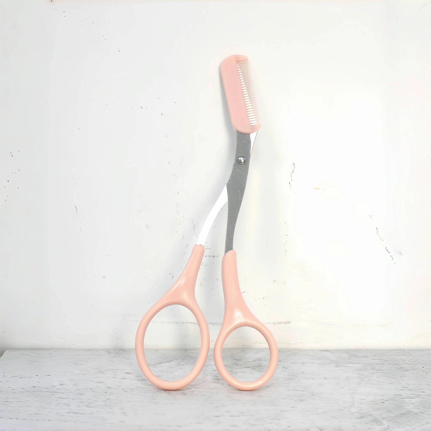💖✂️ Ροζ Ψαλιδάκι Φρυδιών με Ενσωματωμένο Χτενάκι – Ανοξείδωτο Ατσάλι για Τέλειο Σχήμα & Ακρίβεια