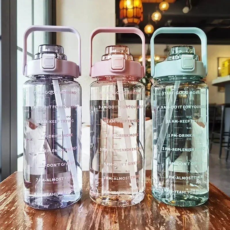 💧 2L Επαναχρησιμοποιούμενο Μπουκάλι Νερού με Καλαμάκι & Ενδείξεις Ώρας – Ιδανικό για Γυμναστήριο & Εξωτερικές Δραστηριότητες 🏋️‍♂️🚴‍♀️